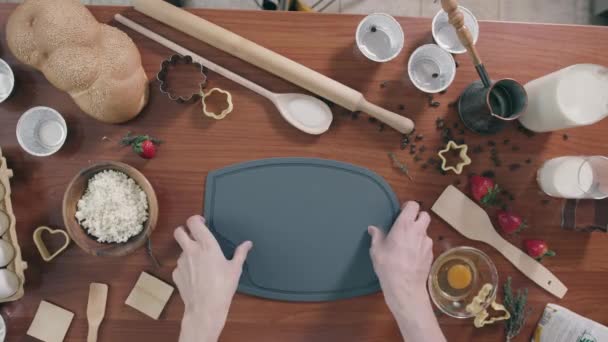 女人的手拿着切菜板在家里的木制桌子上准备配料 家庭主妇准备烘焙蛋糕的表面 — 图库视频影像