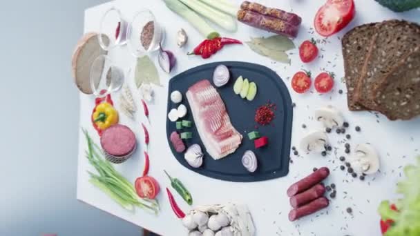 Viande Fraîche Bacon Légumes Couchés Sur Une Planche Découper Plastique — Video