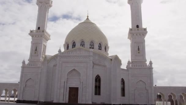 Солнечный Свет Освещает Огромную Площадь Знаменитой Белой Мечетью Напоминающей Древнюю — стоковое видео