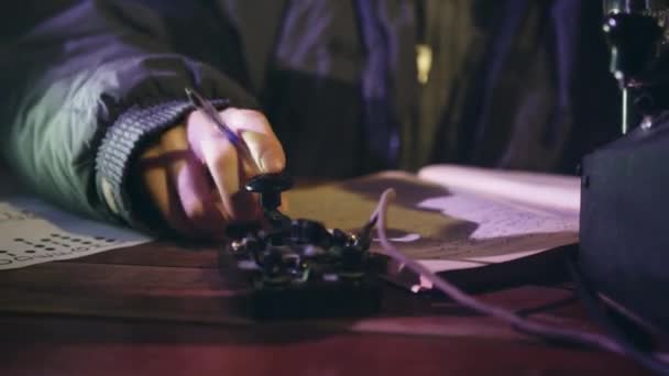 Adam Karanlıkta Masada Oturarak Telgrafla Bilgi Aktarıyor Mors Alfabesiyle Iletişim — Stok video