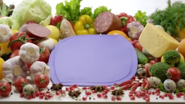 Snijplank Ligt Tussen Verschillende Ingrediënten Voor Zelfgemaakte Sandwich Keuken Violette — Stockvideo