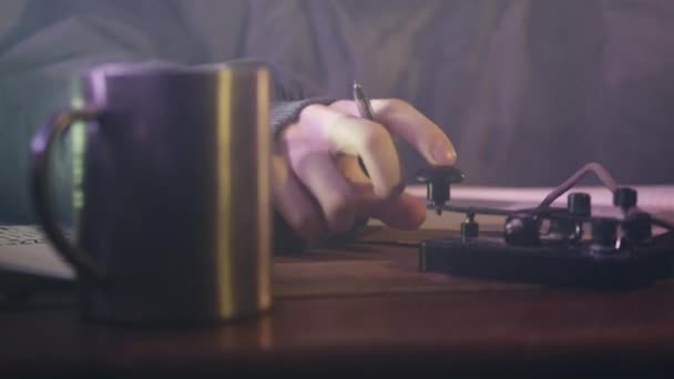 男人用莫尔斯码点击长信号 手指放在杯子旁边的桌子上 员工在笔记本特写中移动电报记录结果 — 图库视频影像