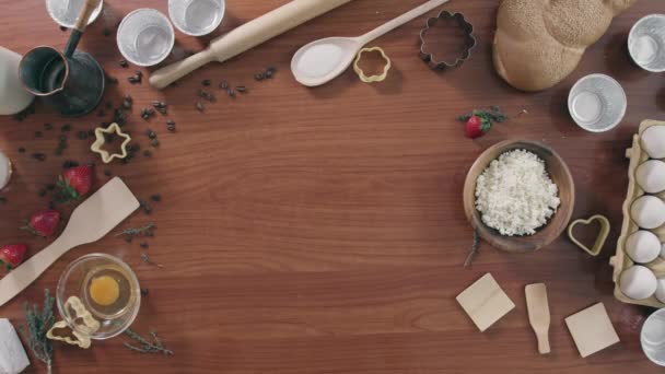 Mujer Pone Tabla Cortar Plástico Para Preparación Ingredientes Para Panadería — Vídeos de Stock