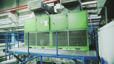 Atölyede yüksek kaliteli polimer malzeme üretimi için profesyonel ekipman. Makine ekipmanlı büyük sanayi fabrikası