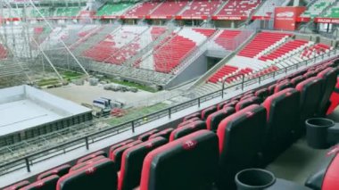 Tribün 'de büyük yüzme havuzuna bakan izleyiciler için kırmızı koltuklar. Turnuvalar ve etkinlikler için modern spor arenası inşa edildi