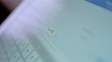 KYIV, UKRAINE - 27 Eylül 2021: Kullanıcı tablet üzerinden sosyal ağdaki arkadaşından merhaba mesajı alır. Çevrimiçi yazışma sayfası olan elektronik aygıt ekranı