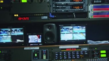 ALMATY, KAZAKHSTAN - 14 Eylül 2020: Rahat çalışma için kontrol paneli ve video izleme duvarlı yayın kurulu. Düzenleyici video önizleme ve düzenleme için çalışma istasyonunu kullanır 