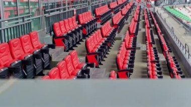 KYIV, UKRAINE - 27 Eylül 2021: İzleyiciler için kırmızı ve siyah koltuklu büyük spor arenası. Seyircilerin turnuvaları izleyebileceği yerler olan stadyum.