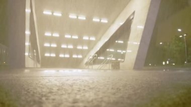 Hafif giyimli kadın, bardaktan boşanırcasına yağmur yağıyordu. Genç kadın eve şemsiyesiz koşuyor.