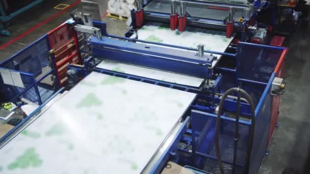 Monolithische Polycarbonat Platten Bewegen Sich Auf Förderbändern Produktionswerk Maschinenausrüstung Arbeitet — Stockvideo