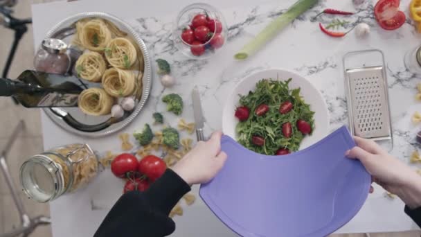 Kyiv Ukraine September 2021 Woman Puts Chopped Vegetables Bowl Makes — Stock Video
