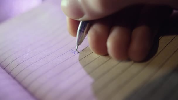 人の手はペンで個人的な日記のページでいかにあるか書く 男はぼやけた背景に紙の上に感情を共有するクローズアップ — ストック動画