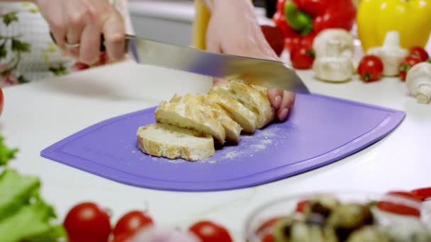 Hanımı Menekşe Kesim Tahtasında Taze Baget Doğruyor Sağlıklı Sandviçler Için — Stok video