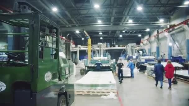Kyiv Ukraine Eylül 2021 Nsanlar Polimer Üretim Fabrikasının Büyük Atölyesinde — Stok video
