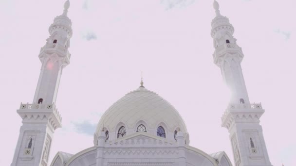 Mulá Vestindo Turbante Reza Frente Mesquita Branca Respeita Própria Religião — Vídeo de Stock