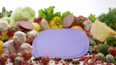 Mutfağı kesmek ve ev yapımı sandviçi hazırlamak için tahta kesmek. Menekşe kesme tahtası farklı malzemelerin arasında