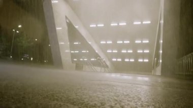 ALMATY, KAZAKHSTAN - 14 Eylül 2020: Kızıl saçlı genç bir kadın yeraltı geçidinde koşuyor ve yağmurlu havada eve koşuyor. Su taşkınları yolda su birikintileri oluşturur