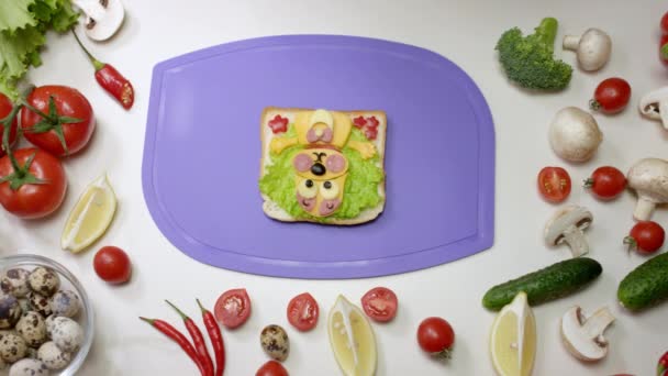 女人的手用薄薄的奶酪片装饰健康的三明治 做小吃 家庭主妇把一小片奶酪放在零食上 — 图库视频影像
