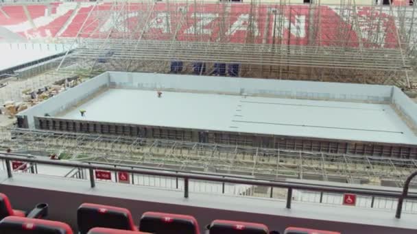2021年9月27日 英国基辅 工人们在体育中心为新的游泳池铺设特殊的白色材料 为观众提供黑色和红色座位的大型讲台 — 图库视频影像