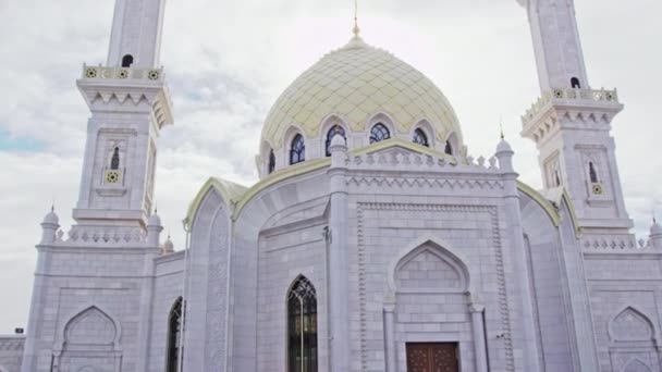 Potężny Biały Meczet Dużym Placu Sięga Chmur Niebie Nowoczesna Architektura — Wideo stockowe