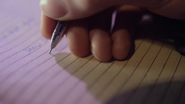 行と紙の上で質問にペン書きの答えを保持する男の手 男性は日記の中で個人的な感情を共有する — ストック動画