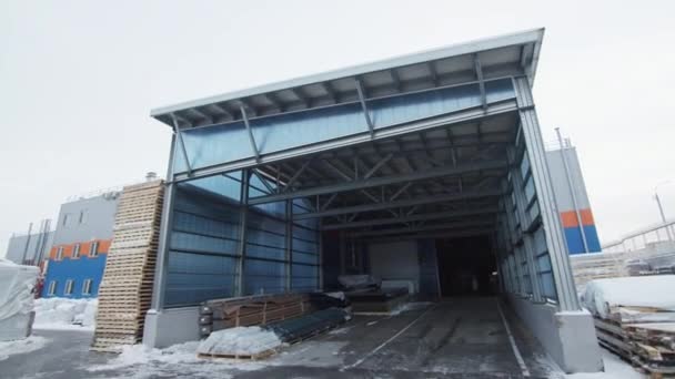 Grand Hangar Avec Murs Polycarbonate Pour Stocker Les Produits Sous — Video