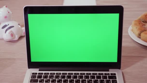 Grüner Chromakey Bildschirm Eines Modernen Laptops Der Auf Einem Holztisch — Stockvideo