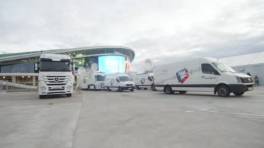 ALMATY, KAZAKHSTAN - 14 Eylül 2020: Spor kompleksi yakınlarındaki otoparkta logoları olan şirket arabaları grubu. Profesyonel atış için donanımlı arabalar. Televizyon filmleri yarışması 