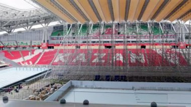 KYIV, UKRAINE - 27 Eylül 2021: Sarı çatılı ve metal tribünlü büyük spor stadyumu. Şehirdeki Olimpiyat turnuvaları için yüzme havuzu inşa etme süreci