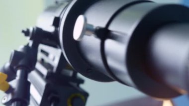 KYIV, UKRAINE - 27 Eylül 2021: Yüzme havuzunda profesyonel spot ışığı kayıt reklamı. Suyun üzerindeki ışık demetini çekmek için projektör ayarlandı