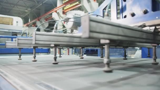 机带输送机上方装有真空泵杯的机械手 工厂关门时快速运输产品的自动化设备 — 图库视频影像