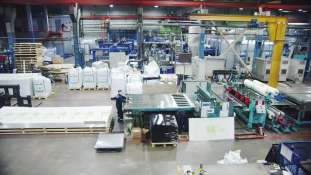 Kyiv Ucrania Septiembre 2021 Trabajadores Planta Fabricación Control Producción Materiales — Vídeo de stock