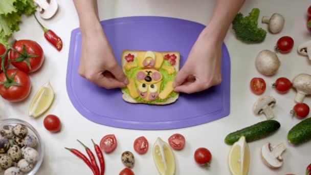 Háziasszony Egészséges Szendvicset Készít Sajttal Zöldséggel Ibolyaszínű Vágódeszkán Vékony Sajtszeleteket — Stock videók