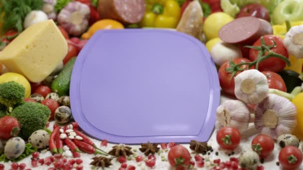 Placa Corte Violeta Para Preparar Sanduíche Caseiro Deitado Entre Alimentos — Vídeo de Stock