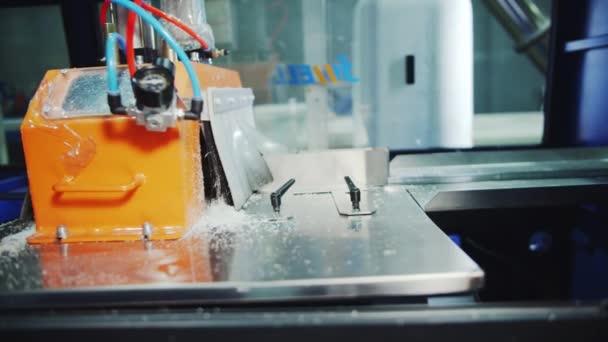 Заводе Производству Полимерных Материалов Работает Современное Машиностроительное Оборудование Рабочий Процесс — стоковое видео