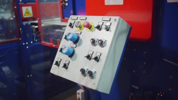 Fabrika Atölyesinde Düzenleme Düğmeleri Olan Makine Kontrol Paneli Modern Endüstriyel — Stok video