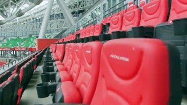KYIV, UKRAINE - 27 Eylül 2021: Büyük yüzme havuzlu büyük stadyum ve izleyiciler için kırmızı koltuklar. Modern şehir arenası spor turnuvaları ve etkinlikler için hazırlandı