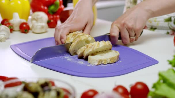 Mujer Corta Pan Rodajas Tabla Cortar Violeta Cocina Ama Casa — Vídeos de Stock
