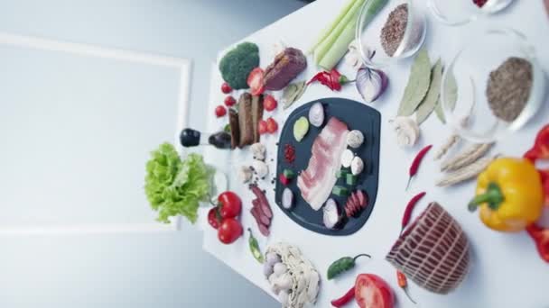 Kyiv Ukraine 2021年9月27日 新鲜蔬菜和切碎的咸肉片在塑料切菜板上 准备用新鲜配料烹调健康午餐 — 图库视频影像