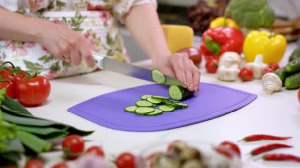Mujer Prepara Los Ingredientes Para Ensalada Las Chuletas Hortalizas Sobre — Vídeos de Stock