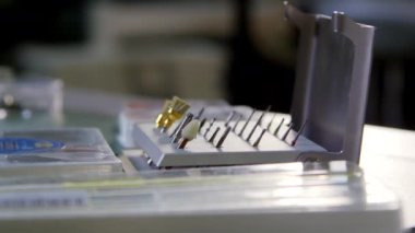 Dezenfekte edilmiş sondaj kiti dişçi ofisindeki masaya kondu. Steril diş aletleri doktor masasında duruyor ve hasta diş tedavisi için hazır.