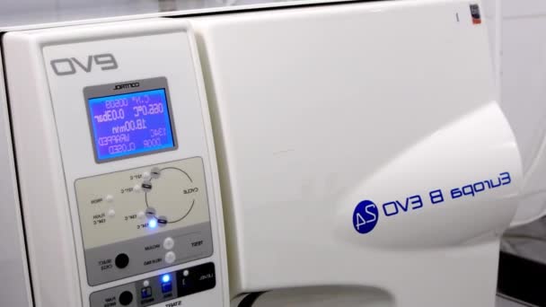 Sterilisatie Machine Eindigt Tandheelkundige Hulpmiddelen Drogen Steriliseren Werkverslag Print Uit — Stockvideo