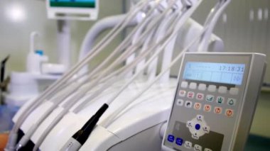Farklı diş aletleri işlem göstergesi için dijital ekran. İzleyici, hasta tedavisi için zaman ve stomatolojik fonksiyonları gösterir