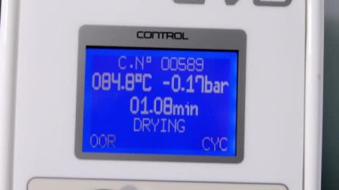 Sterilizatör diş aletlerini dezenfekte ve kurutmayı bitirir. Ekipman, Celsius başına 84 derecelik çalışma raporlarını gösterir ve yazdırır