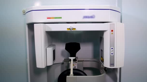歯科事務所の詳細な歯科用X線装置 Radiophotographは椅子の快適な顧客の位置の高さを調節する — ストック動画