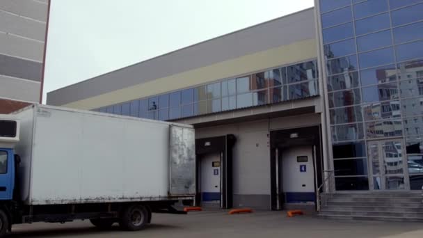 Almaty Kazakhstan Setembro 2020 Caminhão Branco Entrega Mercadorias Para Armazém — Vídeo de Stock