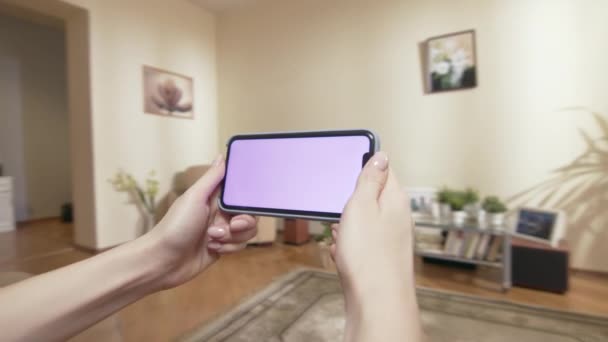 Kadın Akıllı Telefonu Tutuyor Hafta Sonlarını Oturma Odasında Geçiren Videoları — Stok video
