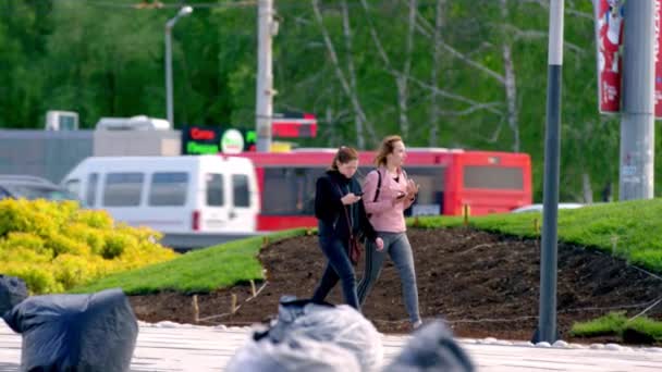 Unga Kvinnor Går Förbi Nya Oavslutade Gröna Stadsparken Nära Motorvägen — Stockvideo