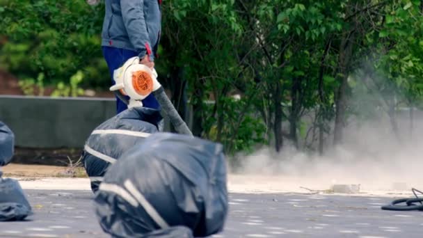 穿着制服的员工清扫公共楼层 人类使用真空吸尘器清除城市人行道上的灰尘和垃圾 — 图库视频影像
