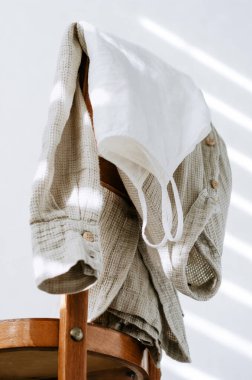 Düşük açılı el yapımı keten bluz ve sandalyede doğal waffle keten gömlek.